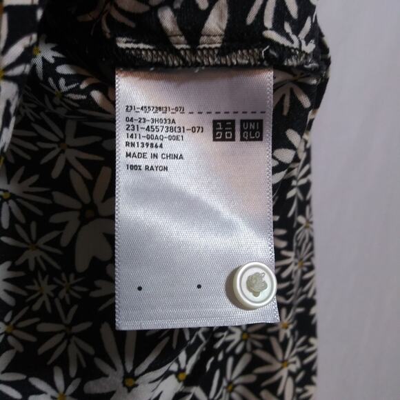 Uniqlo Ditsy Floral Black and White Daisy  Button Up Long Sleeve Top Size Small - Picture 6 of 7